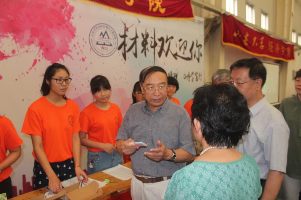 学校领导在学院迎新现场视察