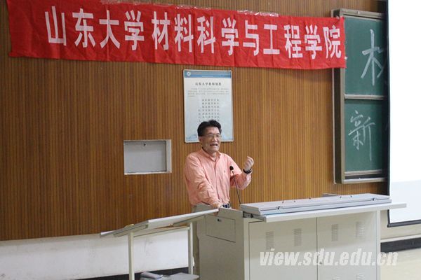 新生见面会上院长指导学生合理进行三涯规划