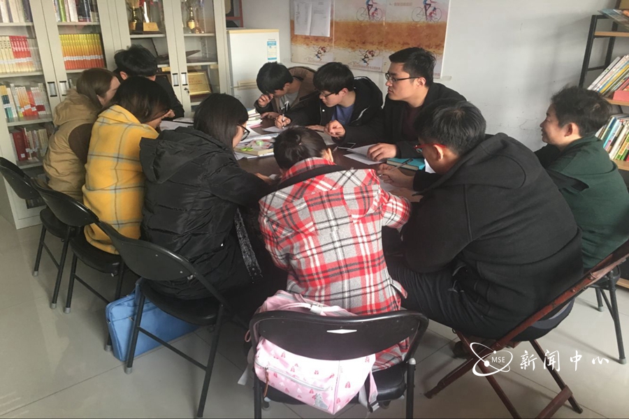 围绕对党的认识,思想、工作、生活和学习,等方面进行批评和自我批评